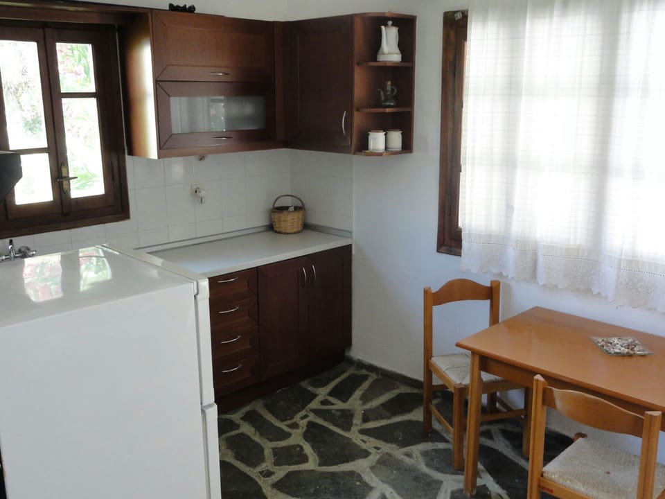 kitchen (partial view)