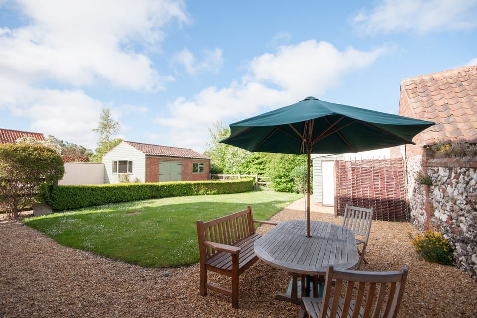 Outdoor dining in the back garden