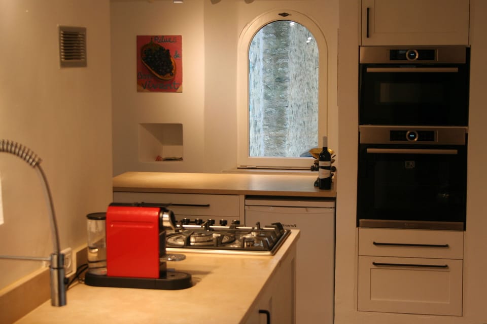 KITCHEN is L-Shaped