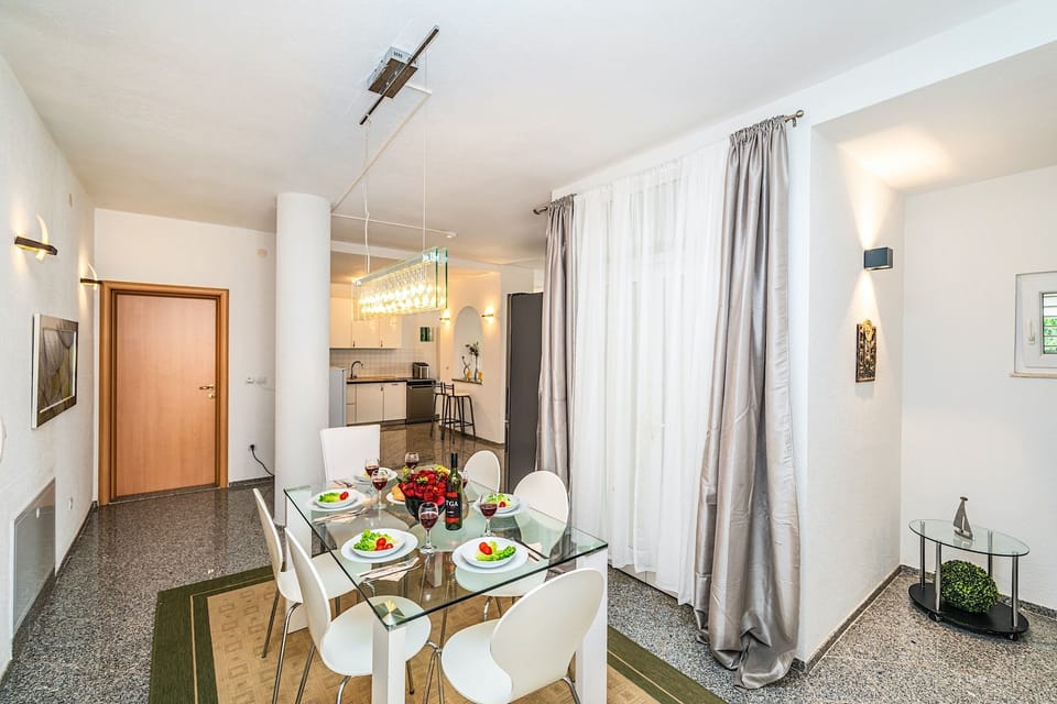 Apt 1 ground floor / open plan dining and kitchen area