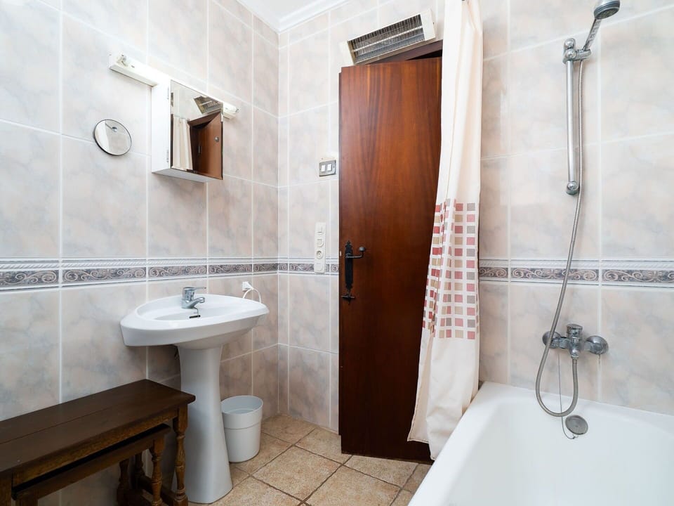 Bathroom, Property, Room, Tile, Tap, Interior Design, Architecture, Wall, Floor, Building