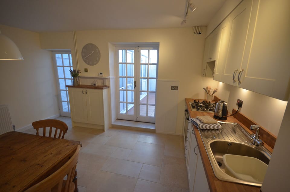Showing doors to rear courtyard