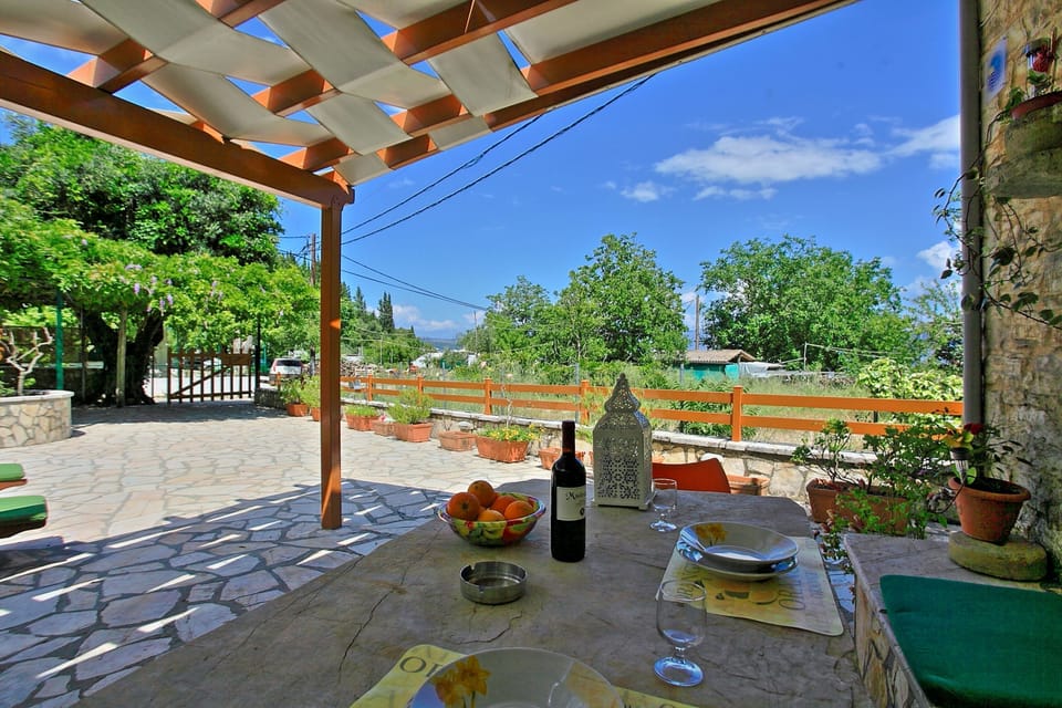 Idyllic countryside charm for al fresco dining