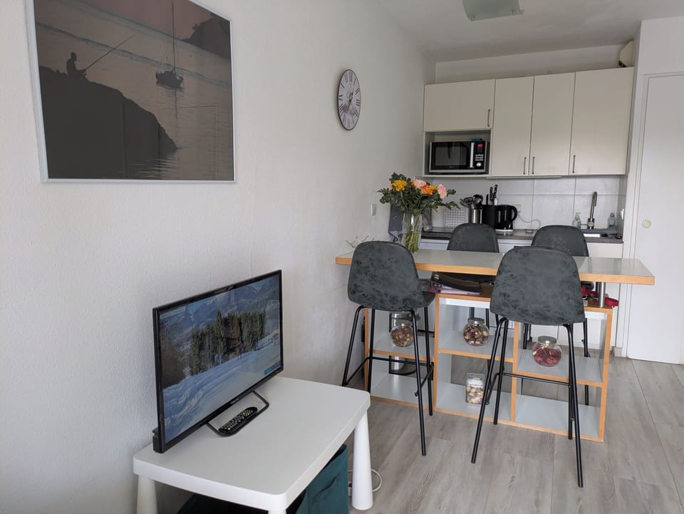 Kitchen & breakfast bar