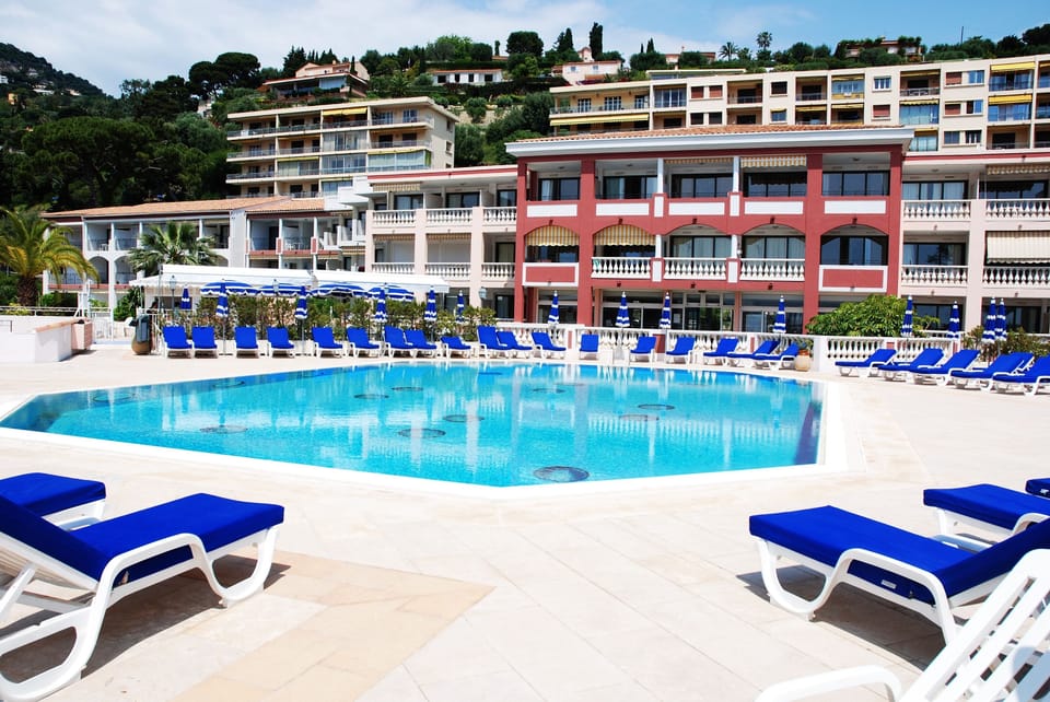 Pool looks inviting!