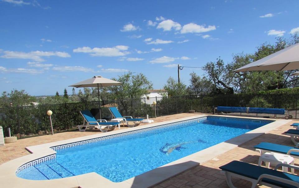 The roman steps are ideal for children to learn to swim or play in shallow water