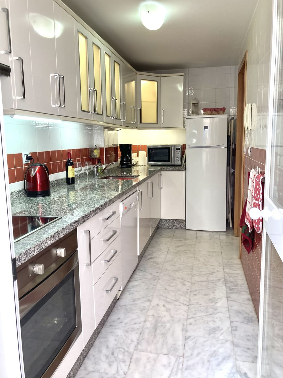 Fully fitted kitchen with granite worktops, washing machine & dishwasher