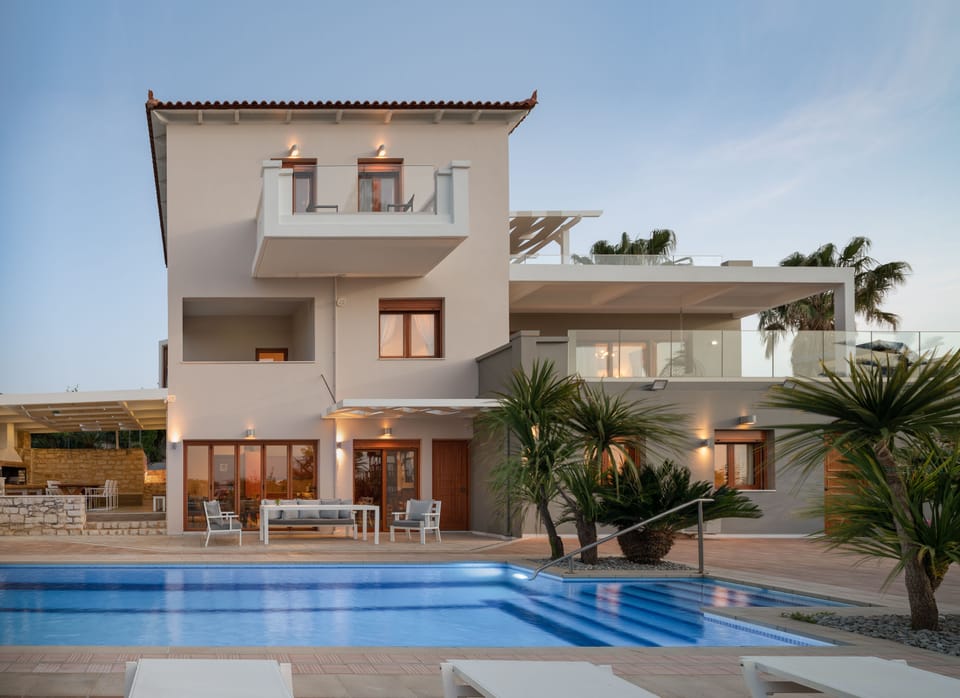 Tsourlakis Residence is divided in three levels and covers 280 m2.