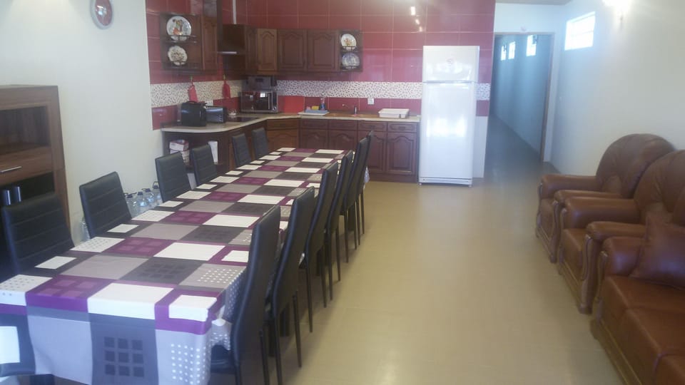grande mesa para  o convívio. 