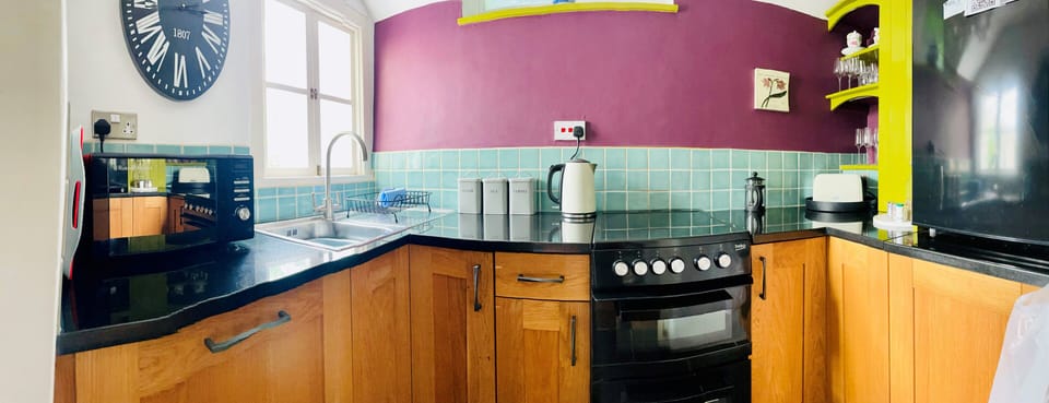 Pano photo of the kitchen to give you an idea of the layout ...