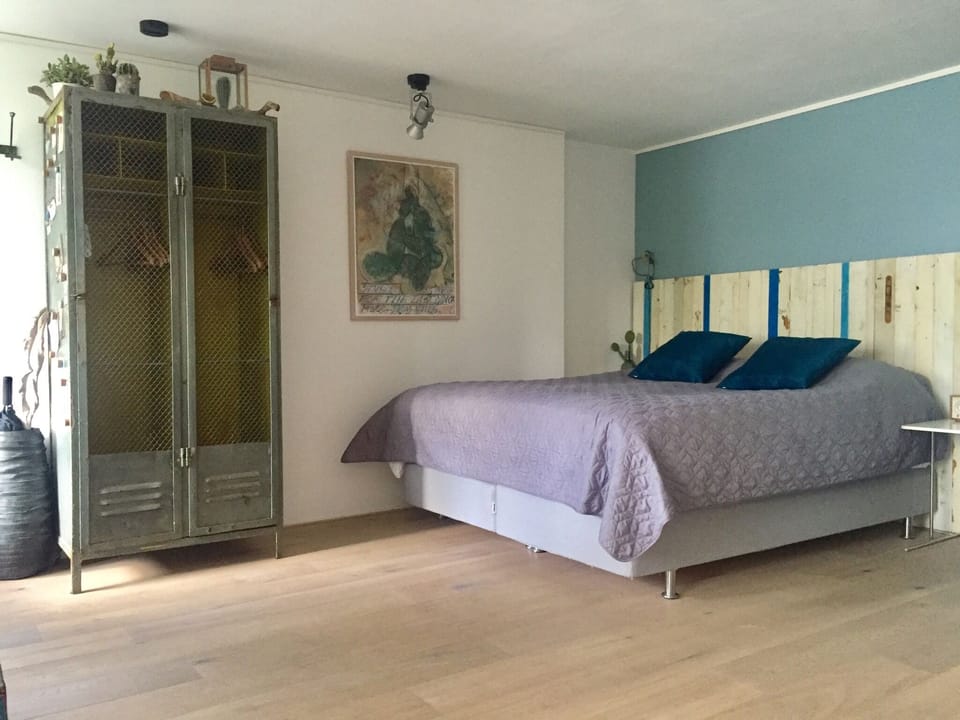 60x 200 delicious bed. Or we can seperate it into 2x 80x 200 single beds