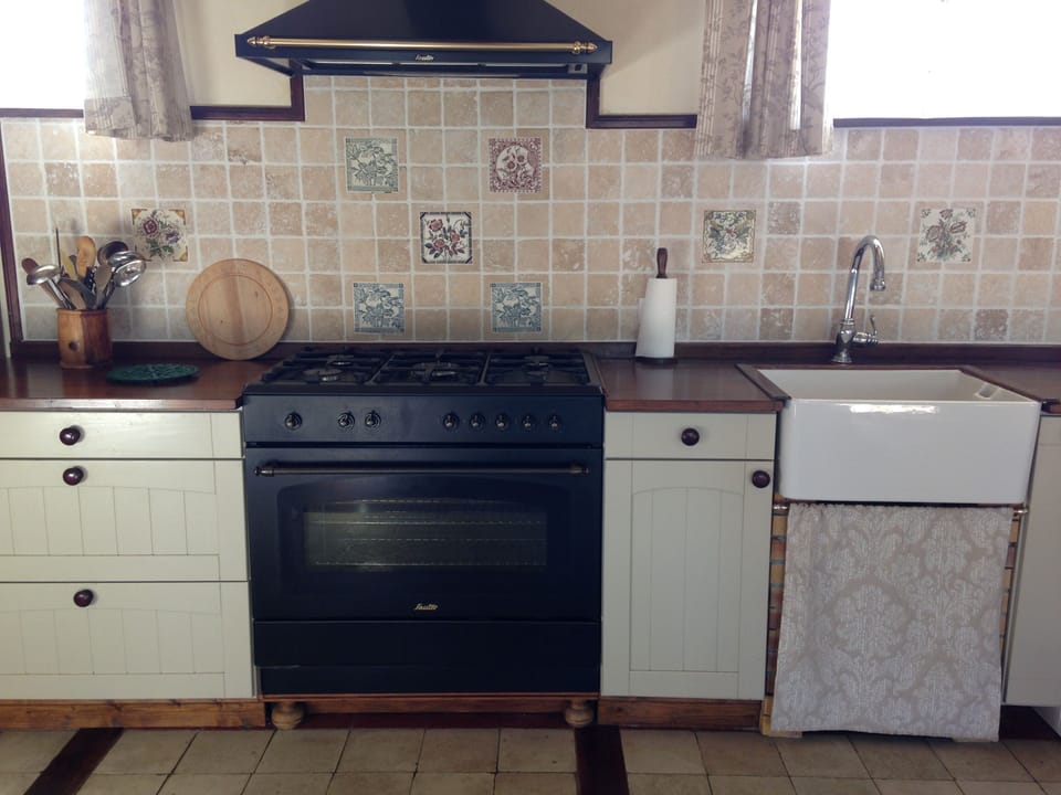 Range style retro cooker and Belfast sink 