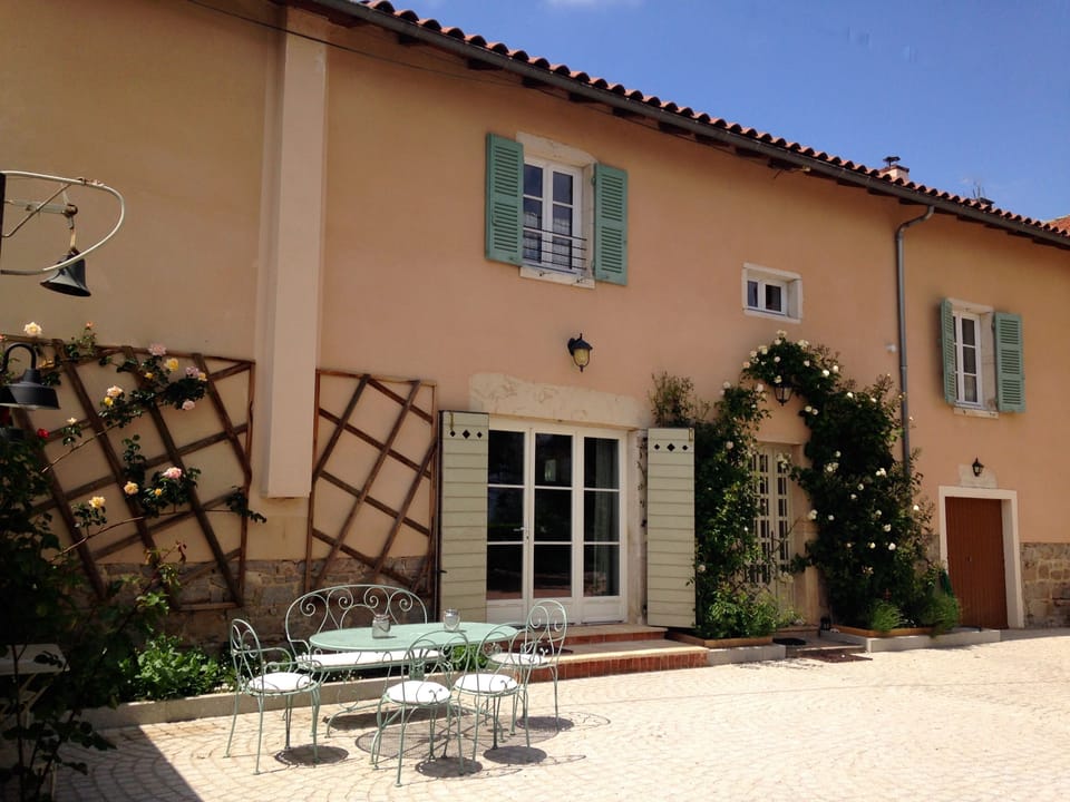 Holiday house opening out onto courtyard