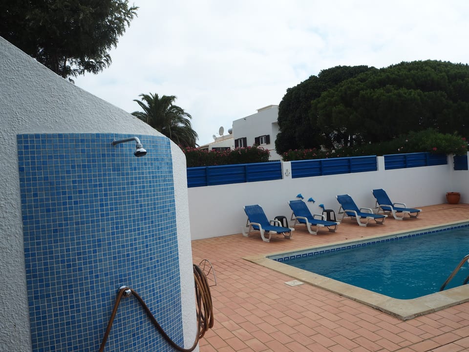 Outside shower - Pool area