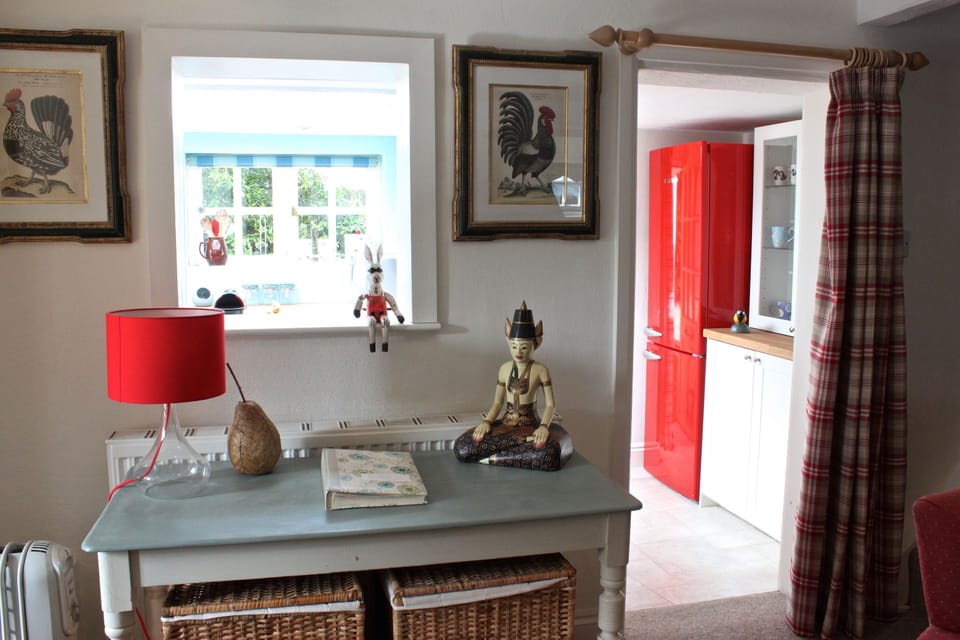 Living room - hatch into kitchen