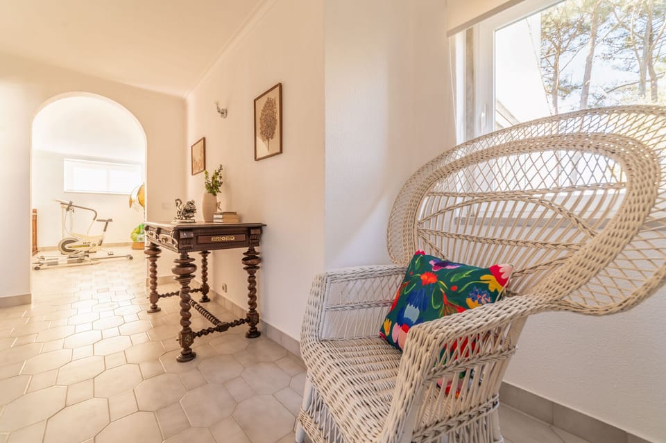 Elegant entryway with woven chair and antique side table — Villa Verdizela II, luxury holiday villa in Verdizela