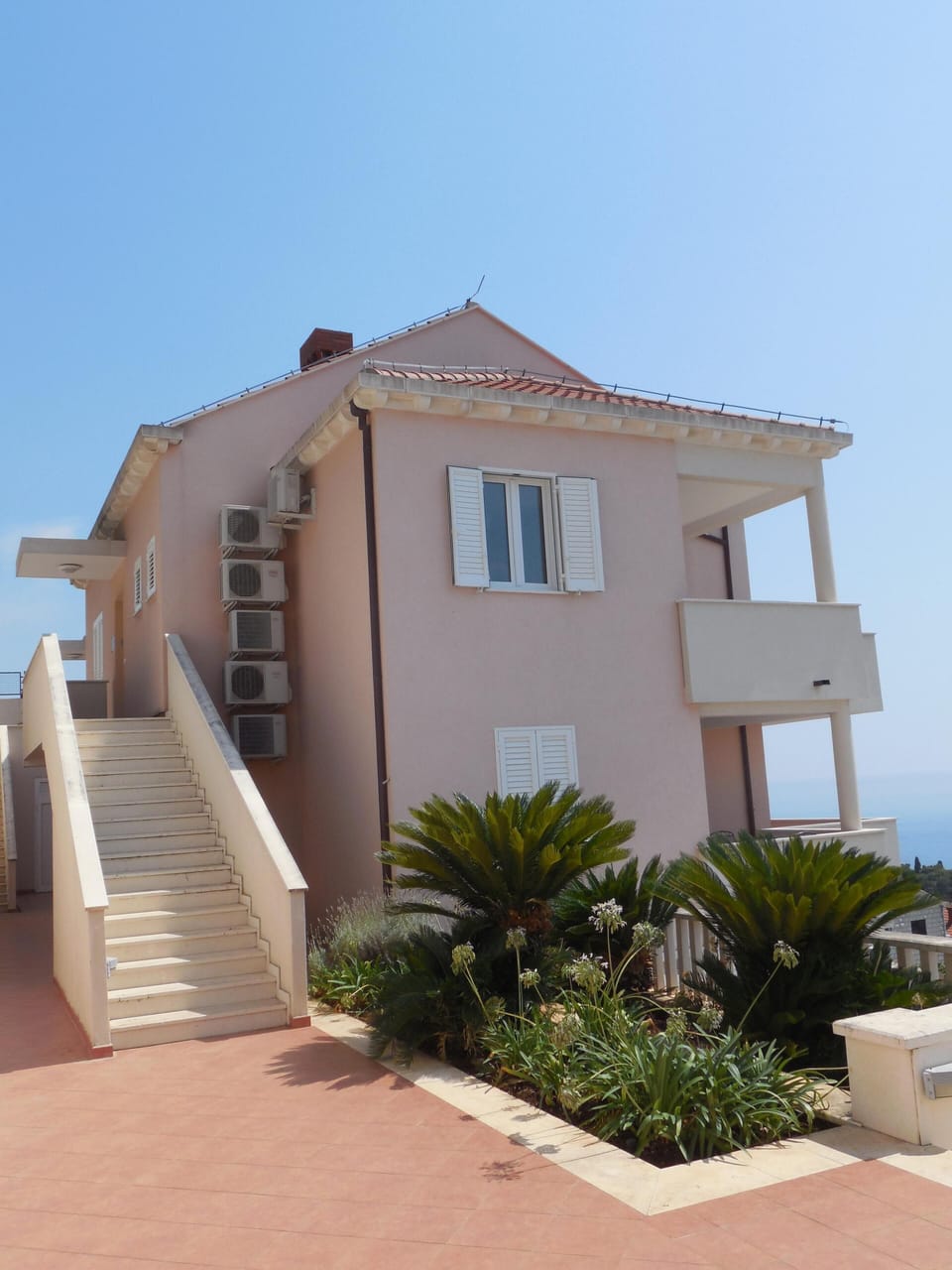 Villa Ravello is set in luxury complex having its own  private access stairway