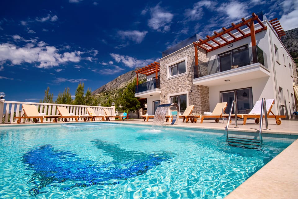 VILLA MIRNA with private heated pool, roof terrace, gym & hot tub