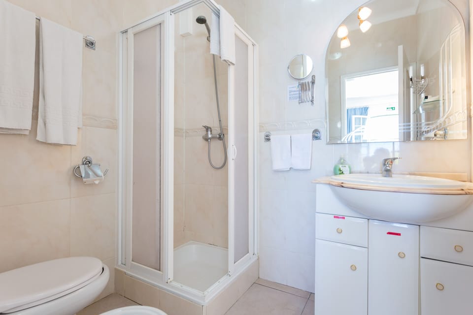 Room 2 En-suite