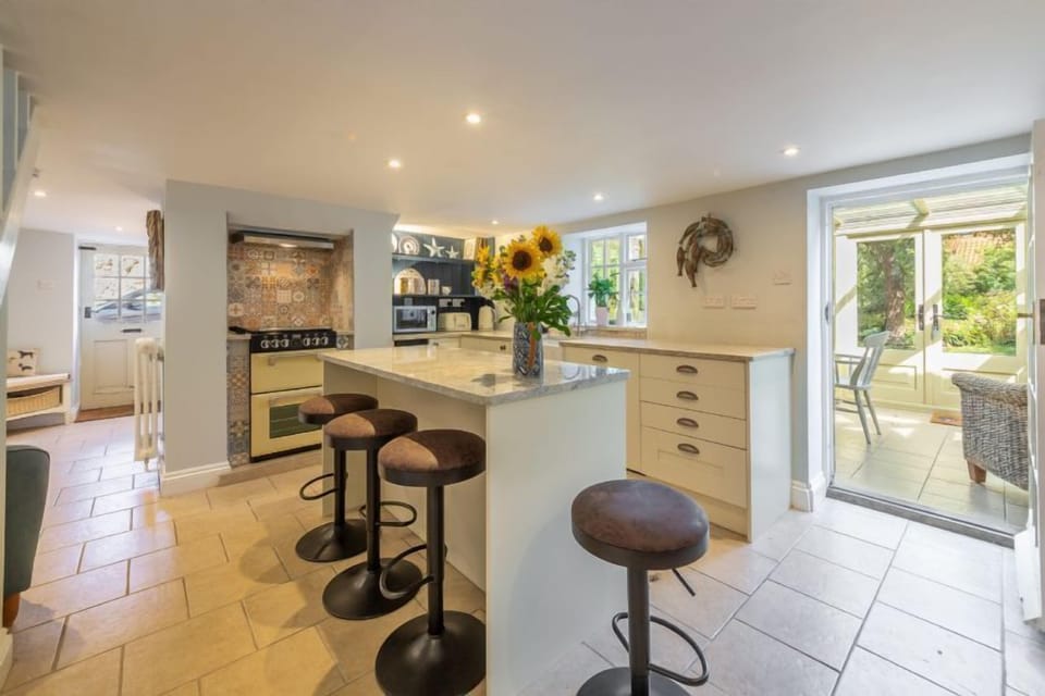 Chestnut Cottage, Thornham: Kitchen with central island/breakfast bar
