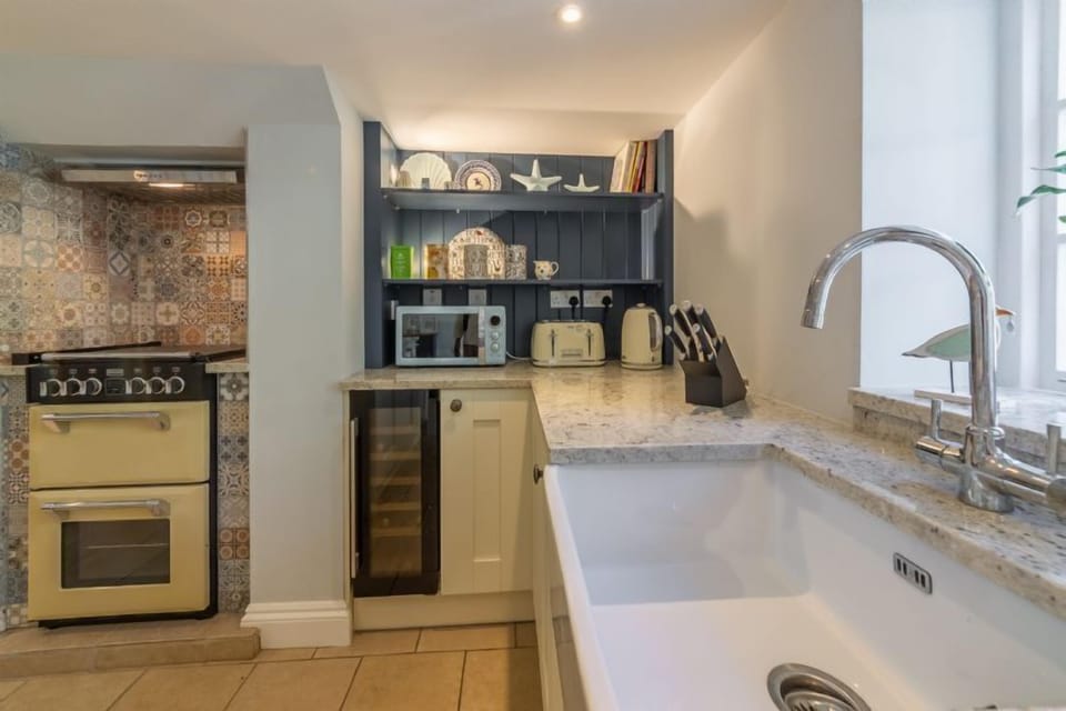 Ground floor: Kitchen features an electric stove