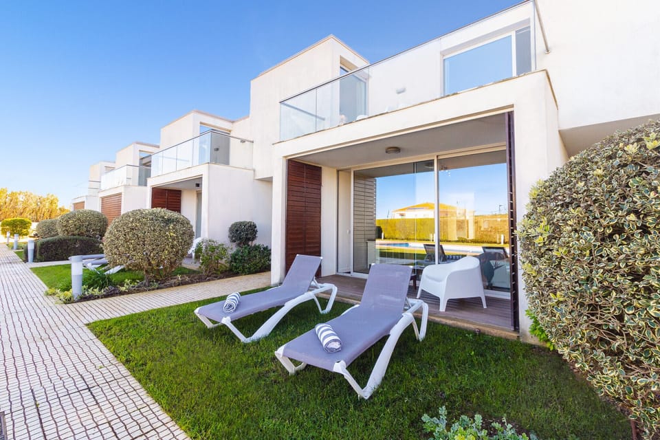 Modern terrace with loungers and manicured gardens — Villa Blue Sagres G, holiday villa in Vila do Bispo