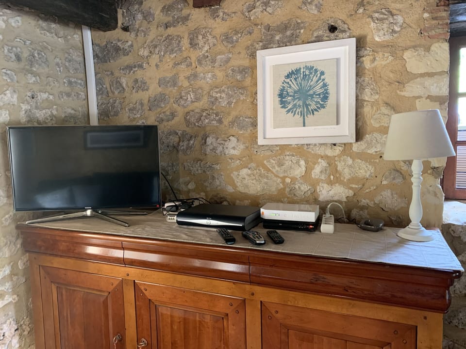 Smart TV with SKY. Wifi & DVD