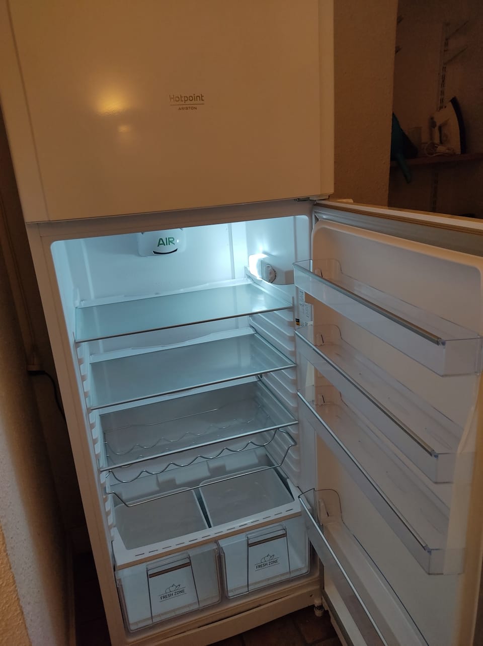 Fridge/freezer (+ 2nd fridge)