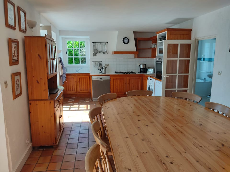 Kitchen with Bosch dishwasher, washing machine & oven.