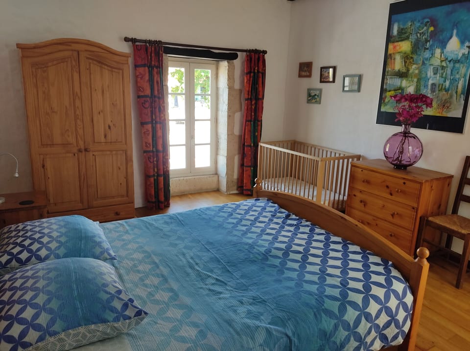 King size bed, 160cm / 5'3",  bed linen included. 2 cots also available.