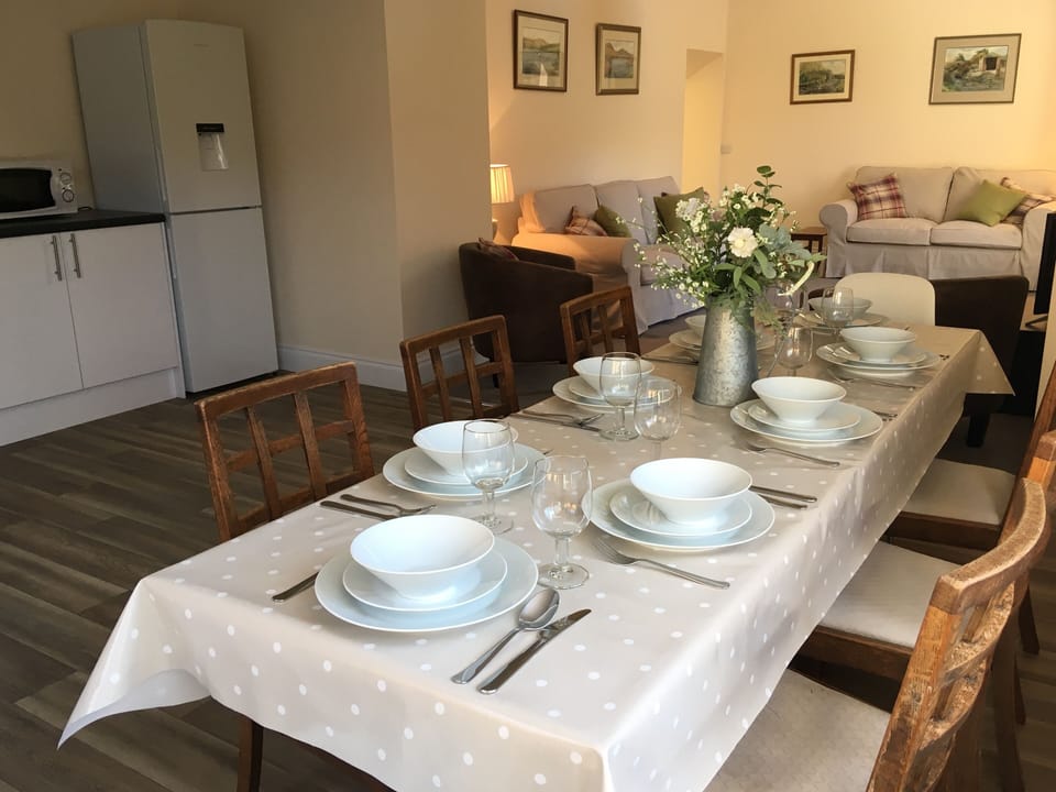 Dining area seating 8