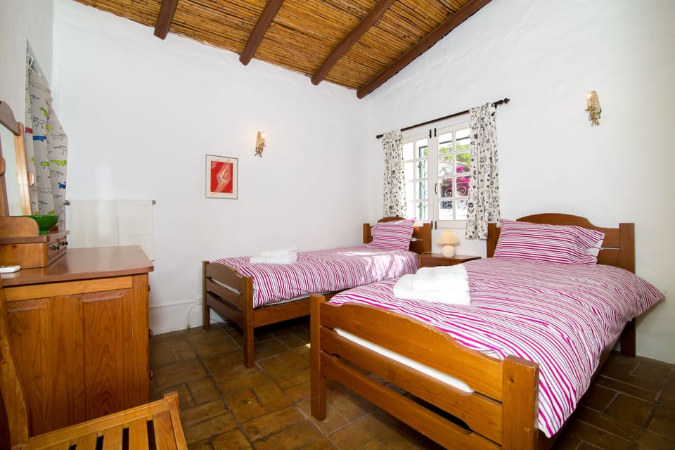 Twin bedroom with shower