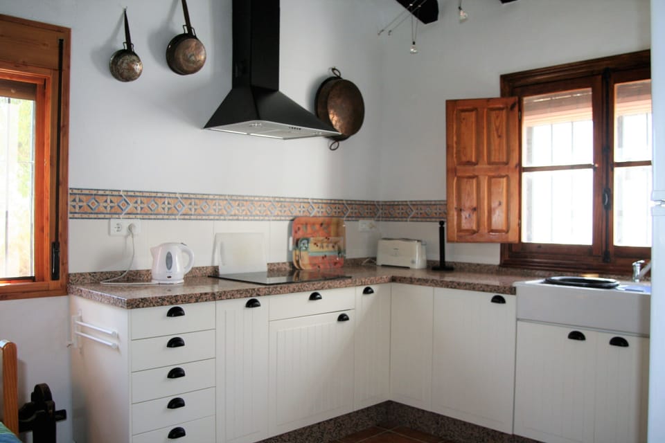 fully fitted modern kitchen with all you need (and more!)