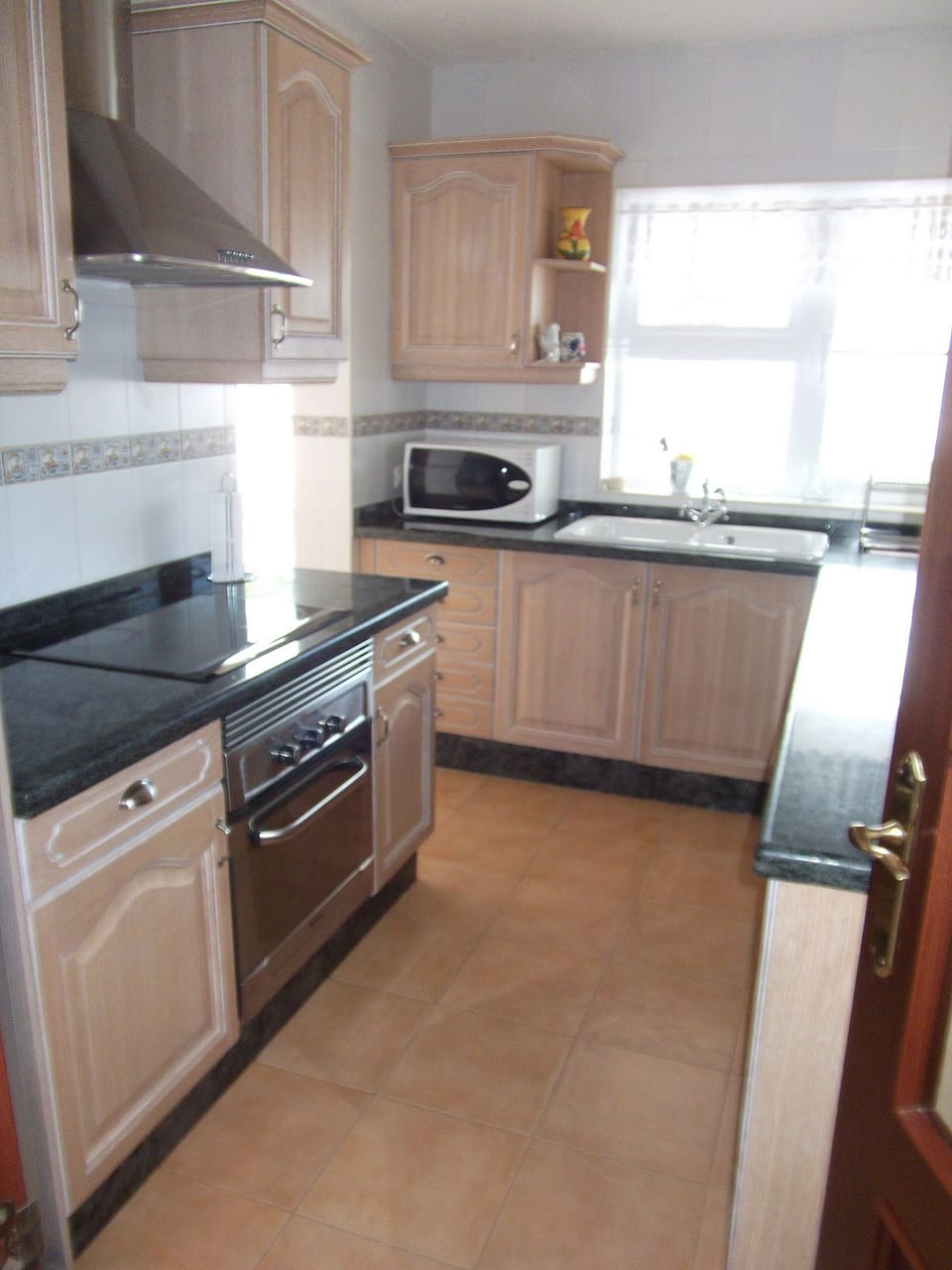Ground floor mod kitchen inc dishwasher microwave  oven 4 ring hob fridgefrezzer