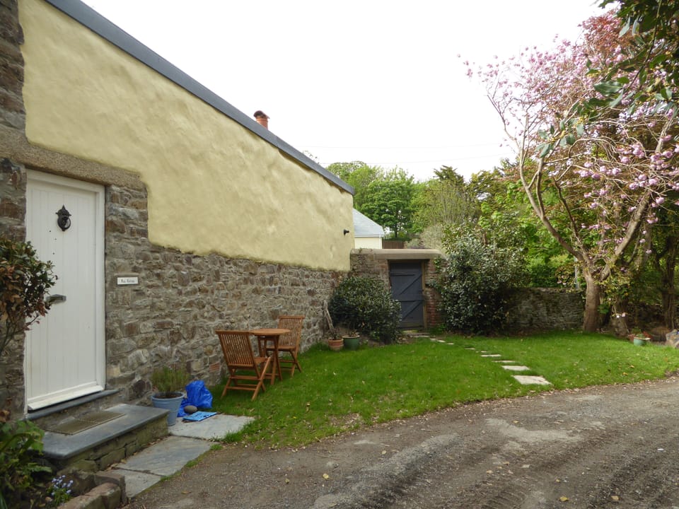 Bay's own garden furniture. Ebbingford's front lawn is also free to use.