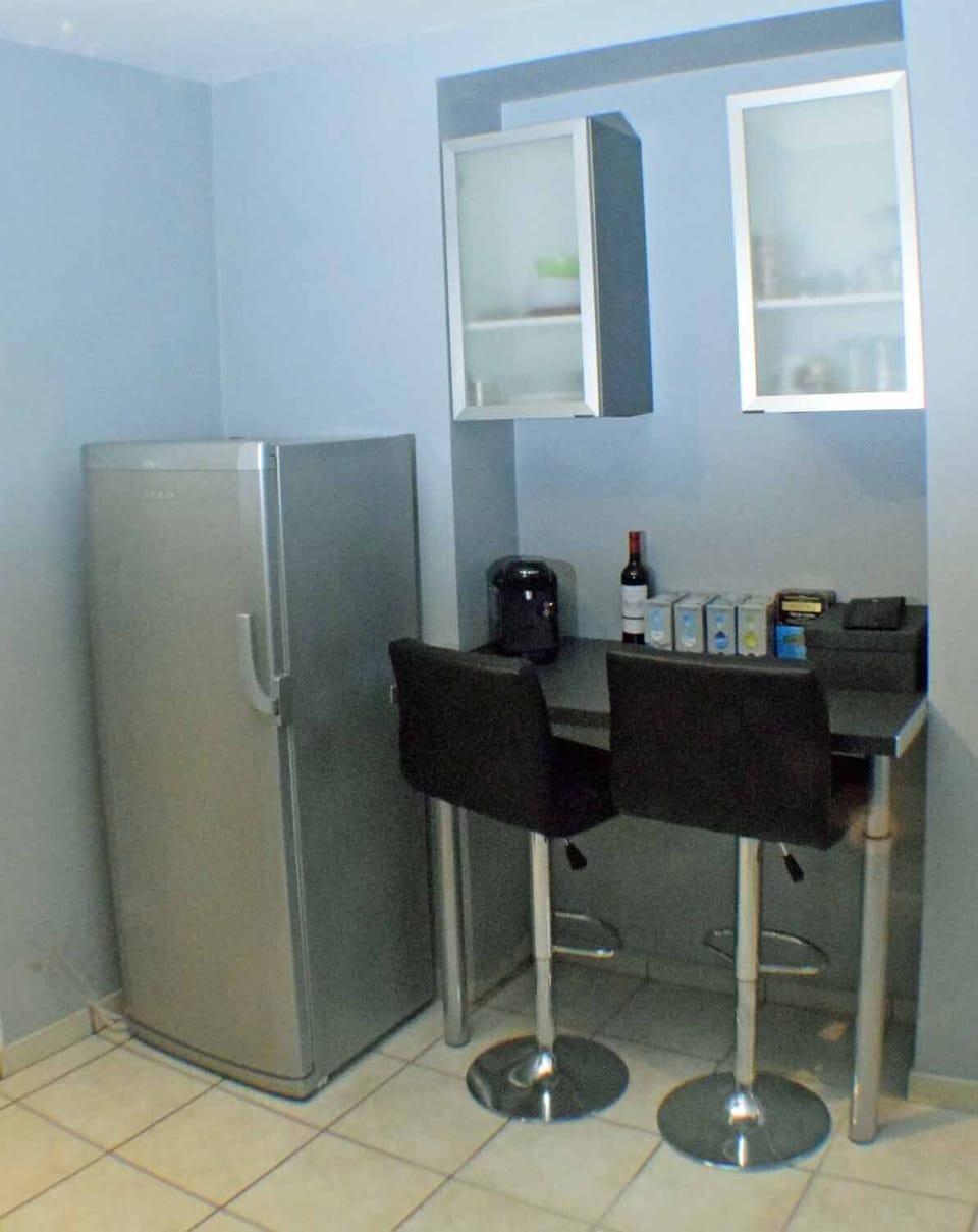 Breakfast bar/preparation area