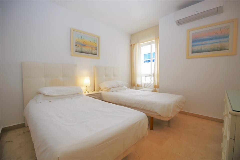 Second airconditioned bedroom with two single beds 