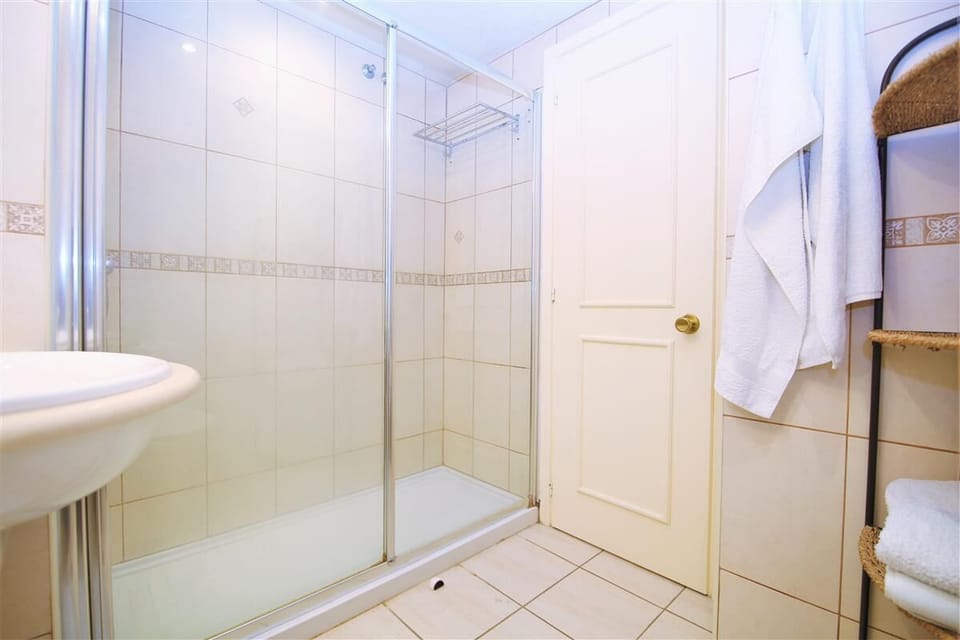 Shower room to the twin bedroom