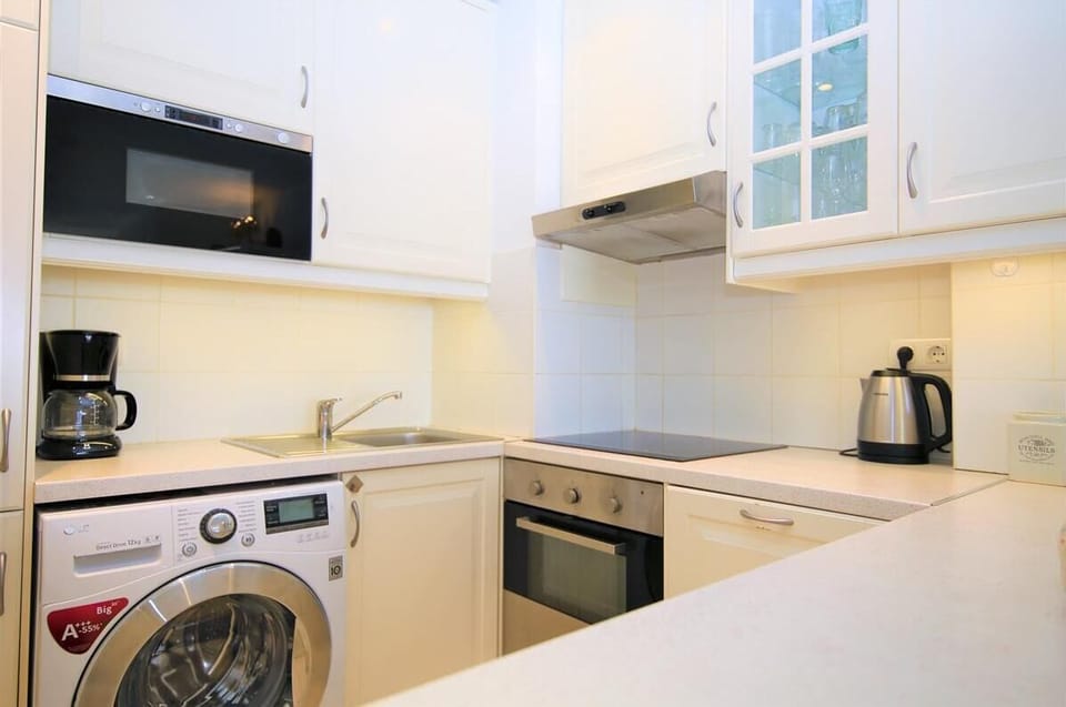 Another picture of the fully fitted kitchen