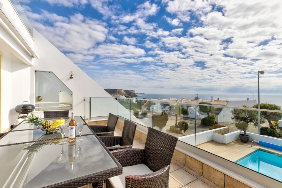 Glass balcony with views of sea and Luz