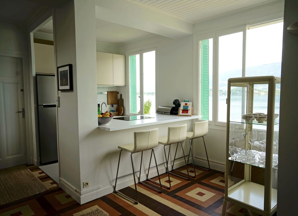 Kitchen/bar.