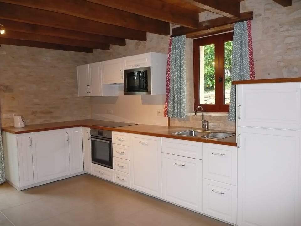 Kitchen with integrated fridge, dishwasher and washing machine