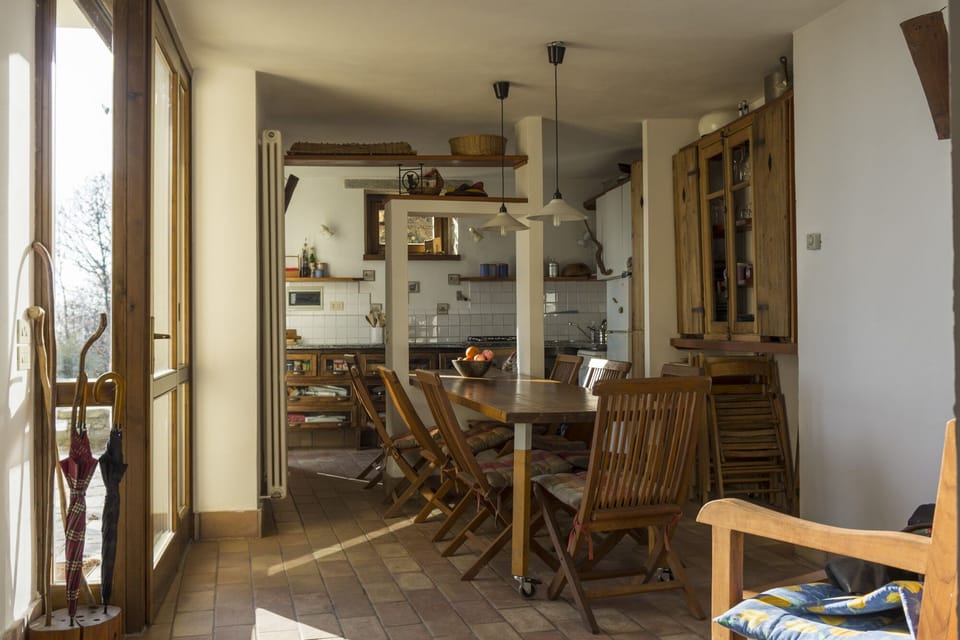 The emtrance, with a view on the dining room and kitchen