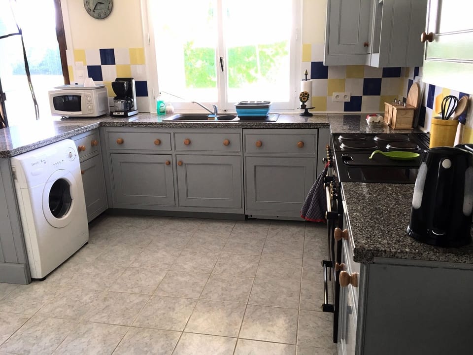 Kitchen fully equipped with fridge/freezer, d/washer, w/ machine, range cooker