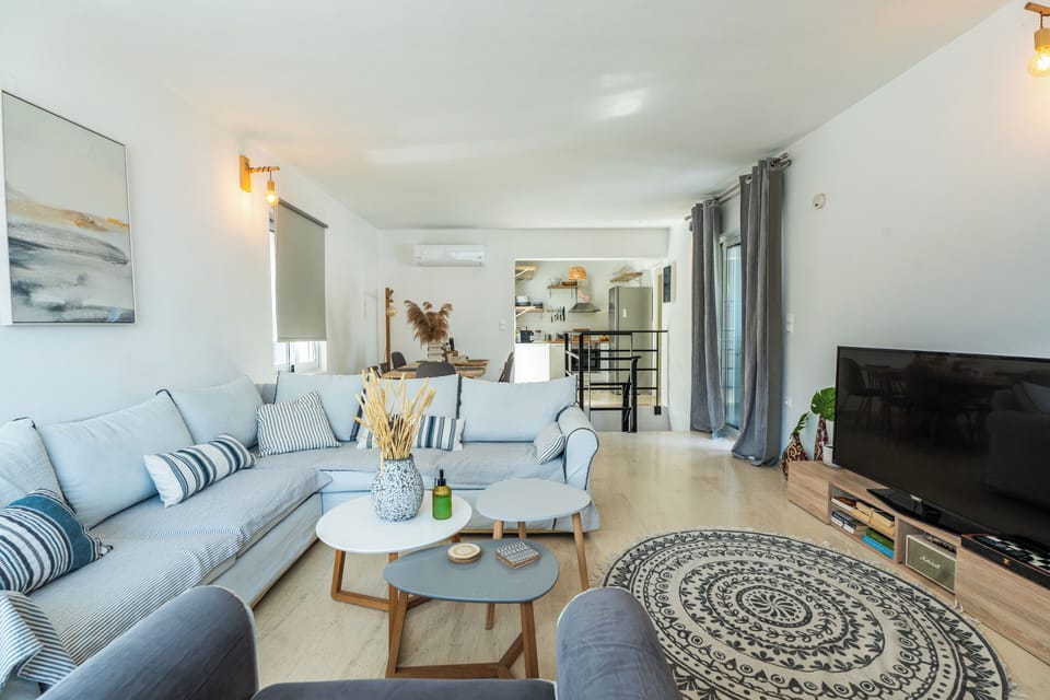 Seamless living and dining area with a fully equipped kitchen.