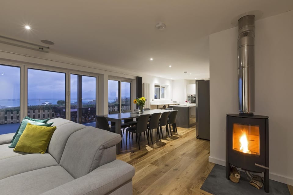 Open planned lounge/dining/kitchen