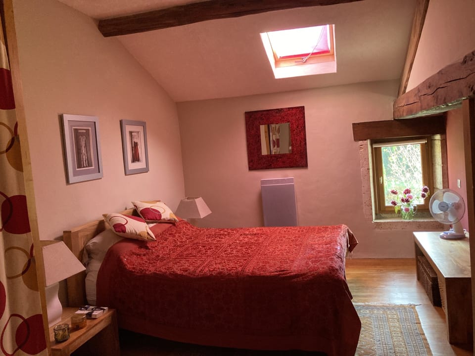 Master bedroom with en-suite, gets the early morning sun.