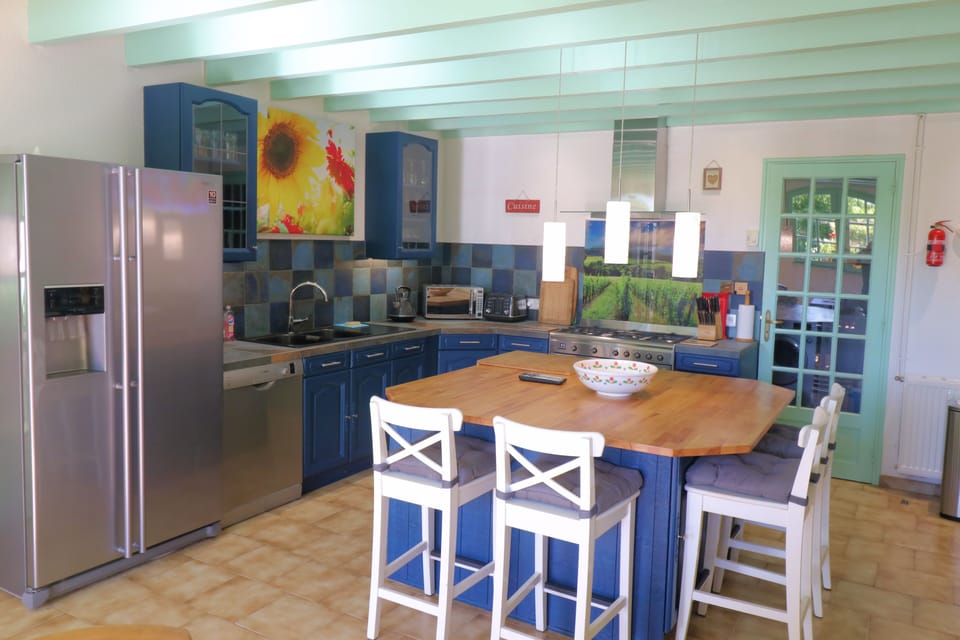 Lovely Kitchen newly renovated - fantastic space - socialise, dine...even cook!