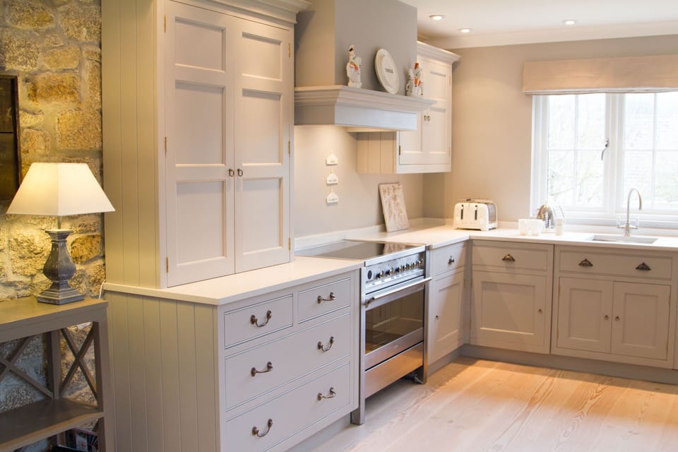 Range cooker with 6-ring induction hob. Bespoke kitchen with new appliances.