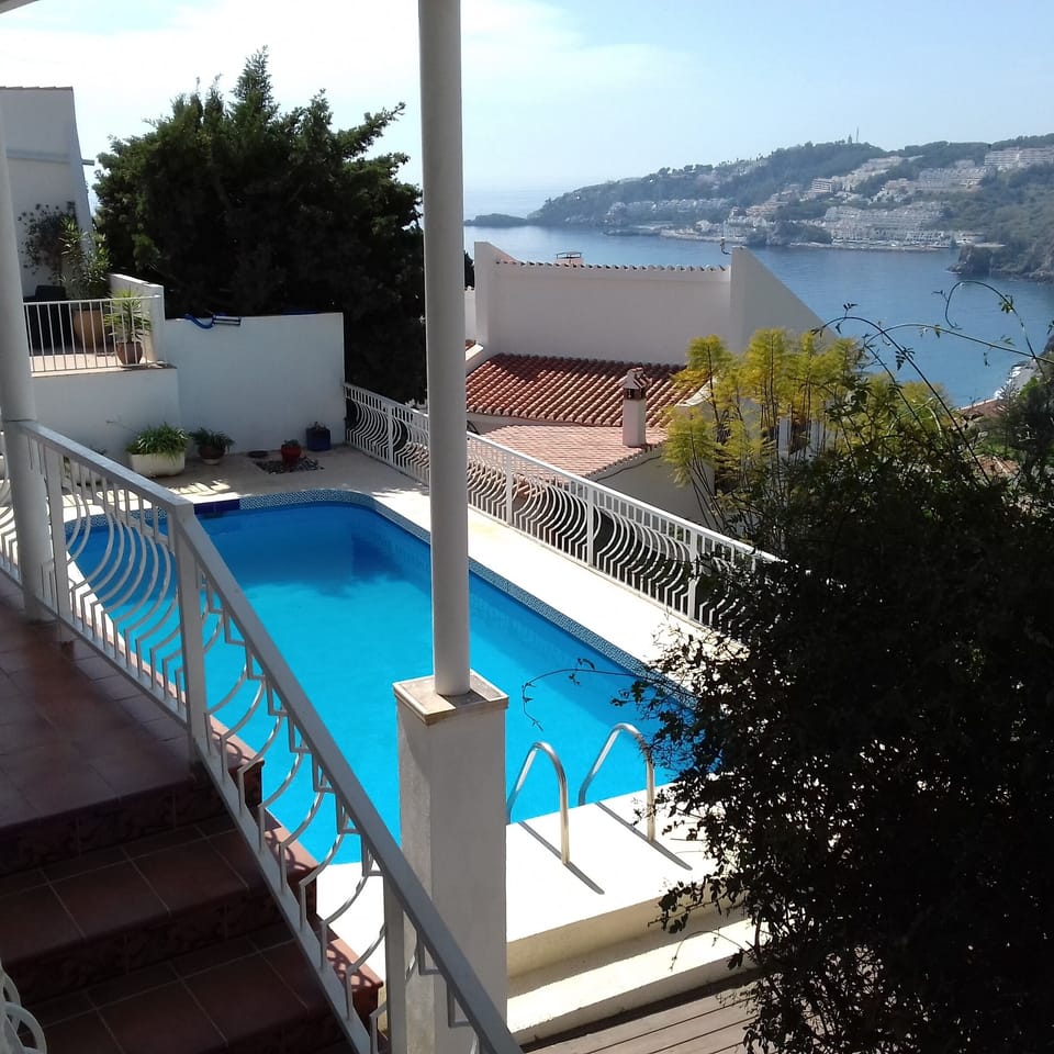 Amazing views can be enjoyed over Cotobro Bay and Marina del Este. 